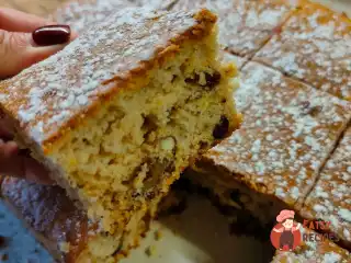 Коврижка з родзинками, сушеною вишнею та горіхами