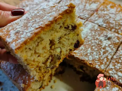 Коврижка з родзинками, сушеною вишнею та горіхами