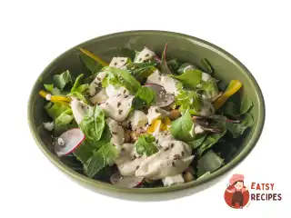 Салат з нутом, редискою та йогуртовою заправкою