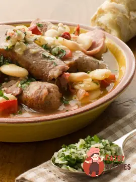 Ковбаски з квасоляним рагу з соусом персилад