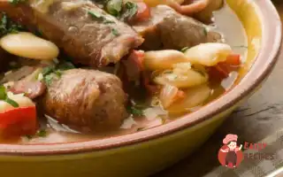 Ковбаски З Квасоляним Рагу З Соусом Персилад
