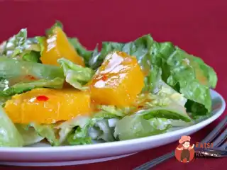 Салат з латуку з цитрусами та сухариками