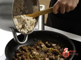 Крок 8: Перлова каша з курячими серцями