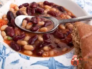 Овочевий суп з бруквою та квасолею