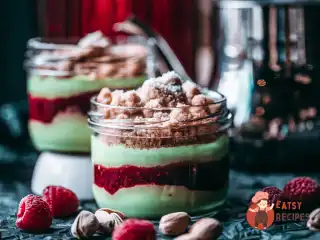 Малиново-фісташковий трайфл