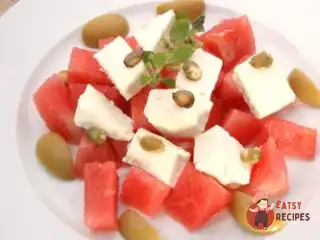 Кавуновий салат з фетою та м'ятою