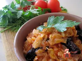 Капуста тушкована з чорносливом