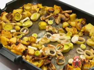 Печена камбала з грибами та картоплею у вині