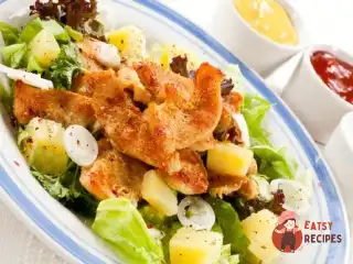 Салат із курки з овочами під томатним соусом