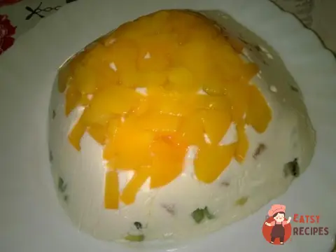 Сирний десерт з фруктами