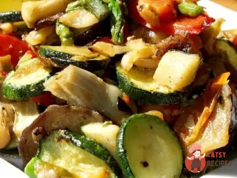 Салат із курчати зі спаржею, кабачками та грибами