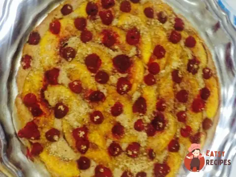 Горіховий пиріг з персиками та малиною