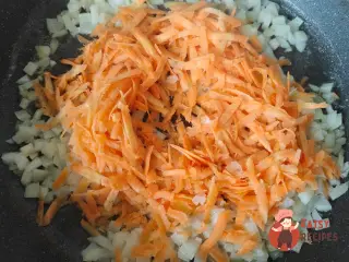 Крок 6: Печериці з курячим фаршем та сулугуні