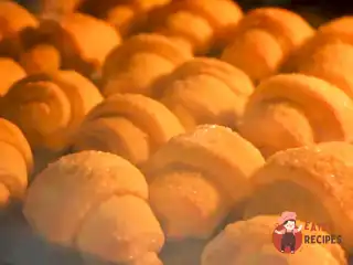 Сирні рогалики з цукром