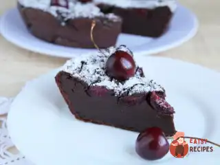 Шоколадний клафуті з черешнею та лимонною цедрою