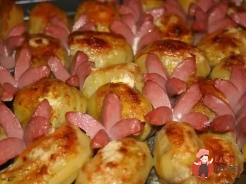 Картопля запечена з сосисками