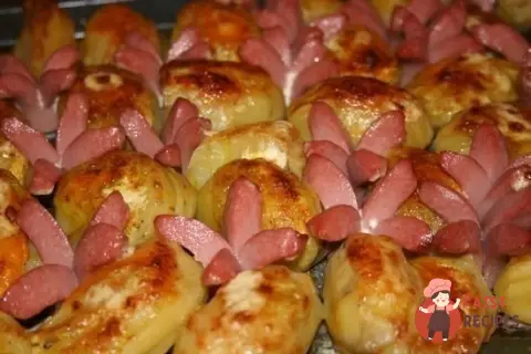 Картопля запечена з сосисками