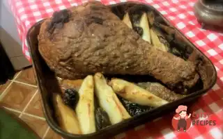 Печена Гомілка Індички З Прянощами, Грушею Та Чорносливом