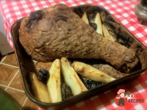 Печена гомілка індички з прянощами, грушею та чорносливом