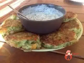 Оладки з кабачків зі сметанно-чесночним соусом