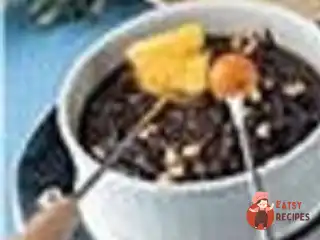 Шоколадне фондю із сухофруктами