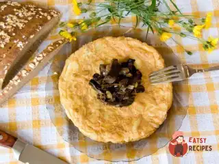 Омлет із грибами, цибулею та зеленню