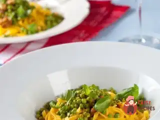 Феттучіні з крабом, зеленою цибулею, горошком та чилі