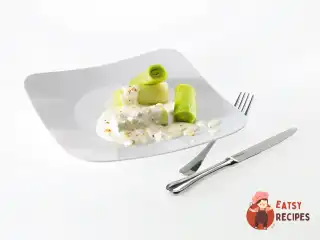 Салат із порею із заправкою з блакитного сиру та нежирної сметани