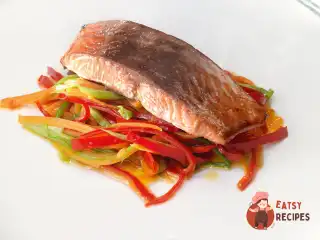 Лосось з гострим перцем, зеленою цибулею та морквою