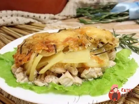 Куряче філе в духовці під картоплею