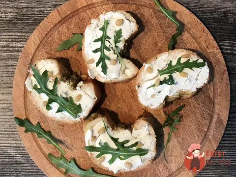 Брускетти з сирним сиром, руколою та кедровими горішками