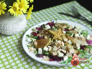 Теплий салат з карамелізованою грушею, мигдалем та вершковим сиром
