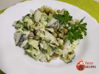 Капустяний салат із зеленим горошком і огірком