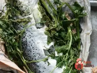 Запечений на грилі лосось із зеленню