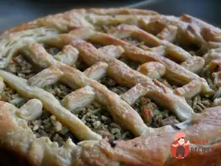 Відкритий пиріг з куркою, капустою та шпинатом.