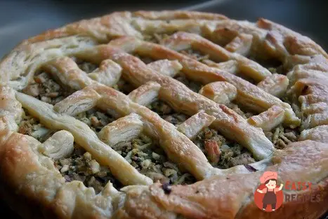 Відкритий пиріг з куркою, капустою та шпинатом.