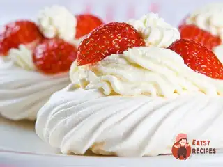 Меренги з полуницею