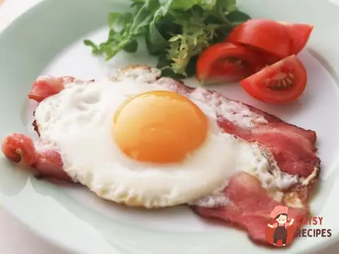 Яєчня з беконом