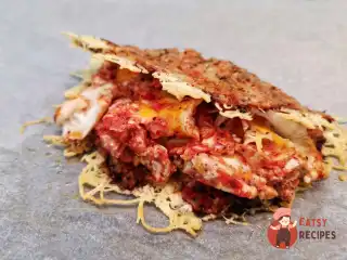 Сирний коржик з яйцем і томатом