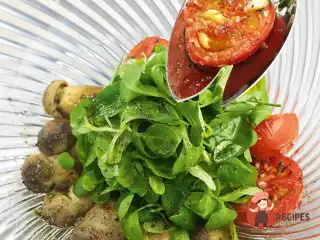 Салат з теплими білими грибами та підв'яленими томатами