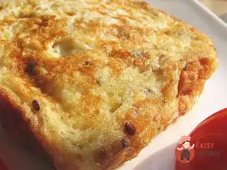 Гренки у омлеті з сиром