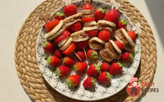 Млинці на шпажках із нутелою та полуницею