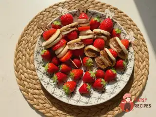 Млинці на шпажках із нутелою та полуницею