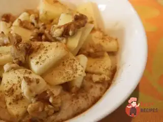 Вівсянка з яблуками, горіхами та корицею