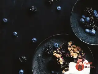Крамбл із лісовими ягодами