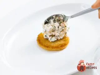 Крок 3: Тост «Скаген» із креветками