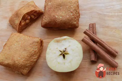 Млинці з яблуками в карамелі