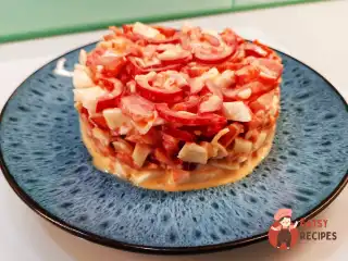 Червоний салат з крабовими паличками