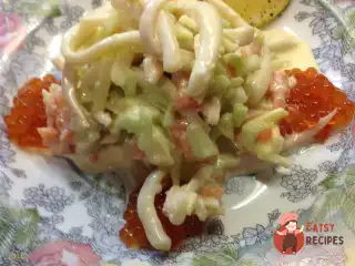 Салат морський з кальмарами та сьомгою