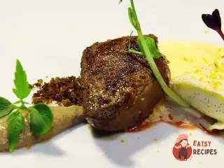 Грудка гірського м'ясного голуба з пюре з білої моркви та курячої печінки з соусом